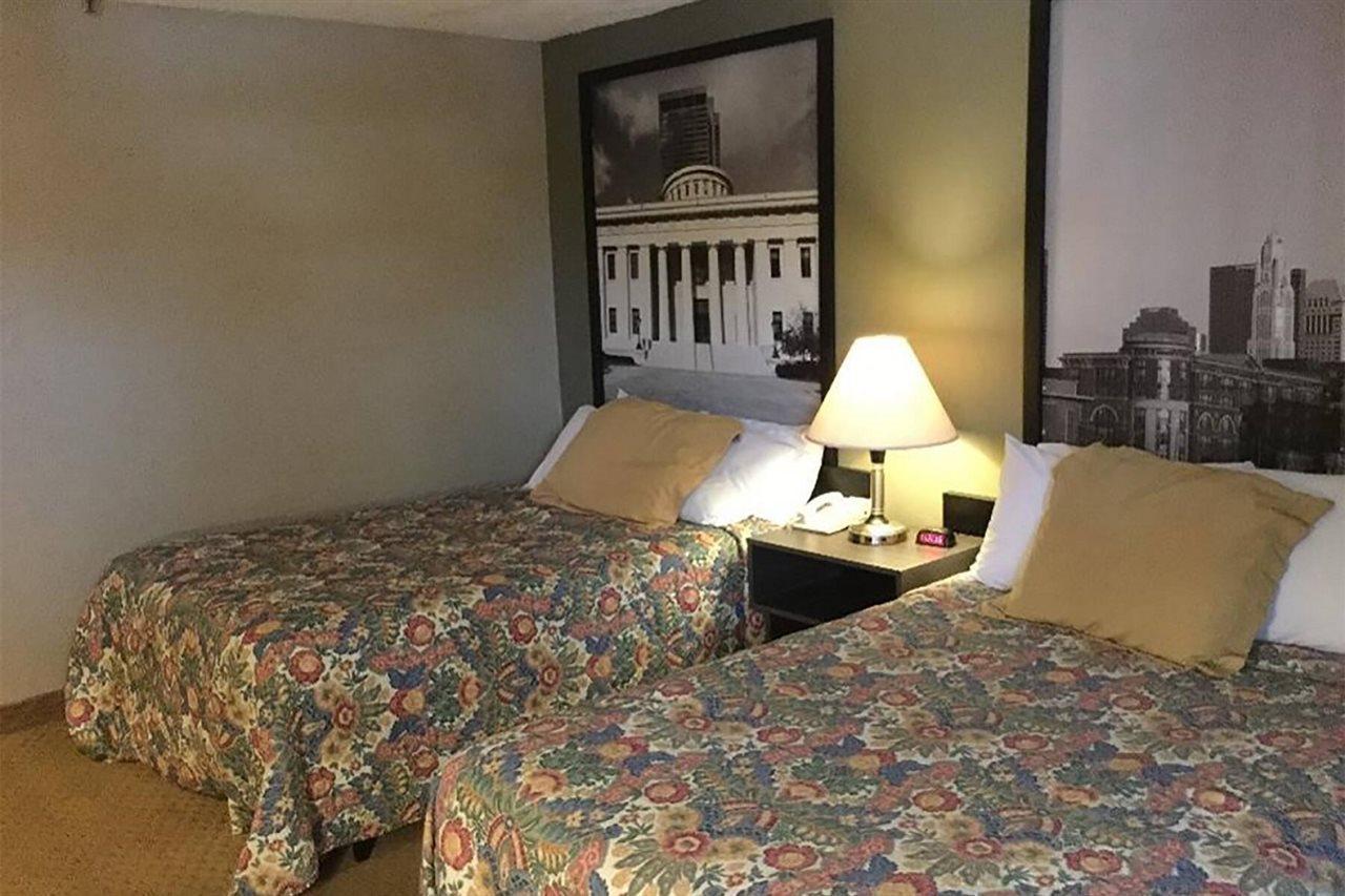 Howard Johnson Inn Cleveland Airport Brook Park Bagian luar foto