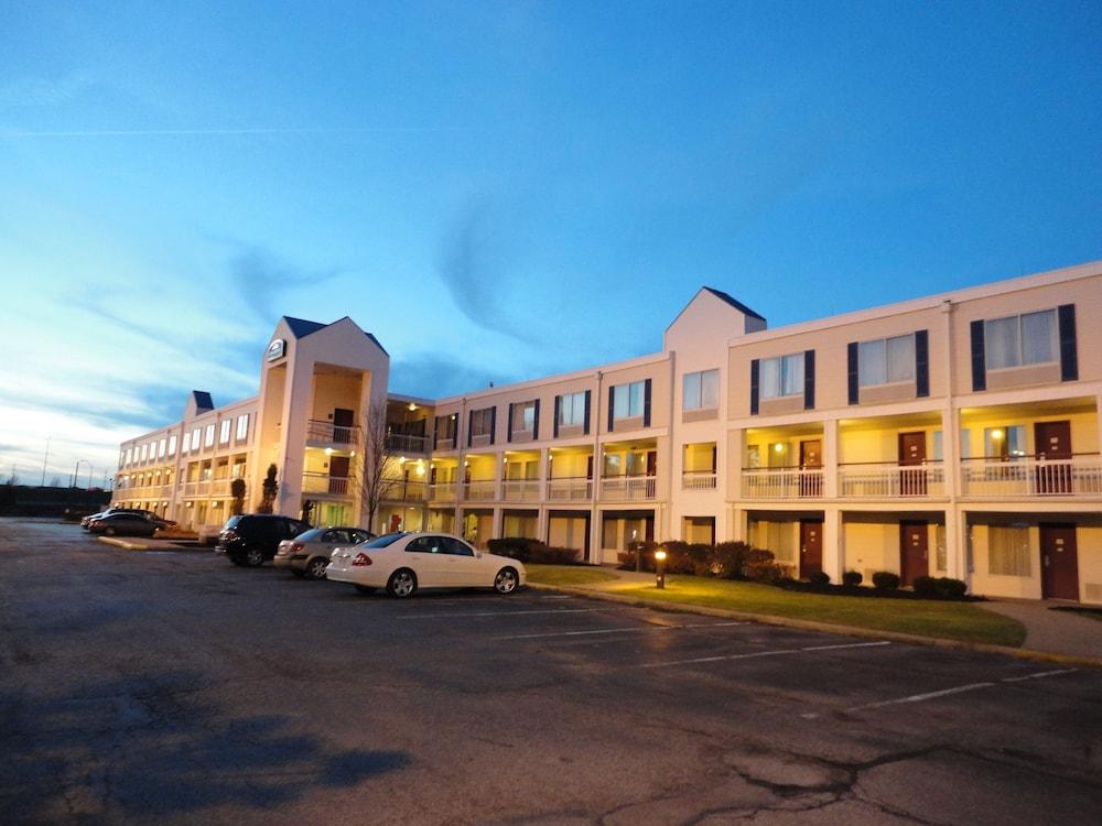 Howard Johnson Inn Cleveland Airport Brook Park Bagian luar foto