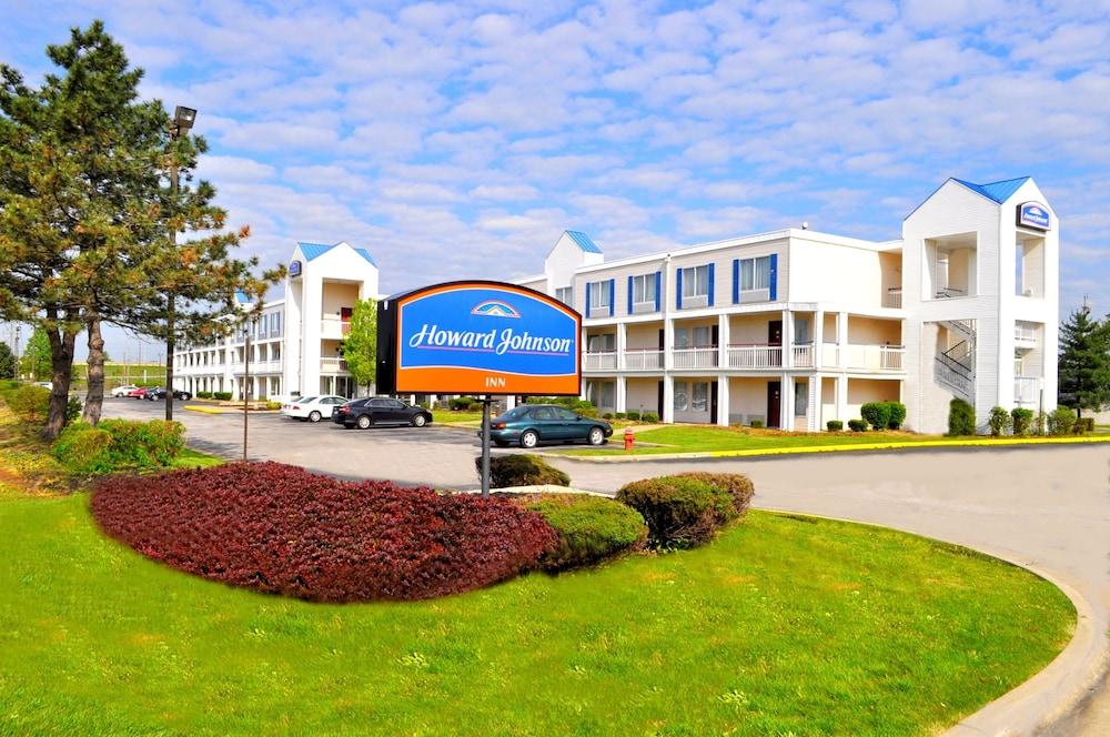 Howard Johnson Inn Cleveland Airport Brook Park Bagian luar foto